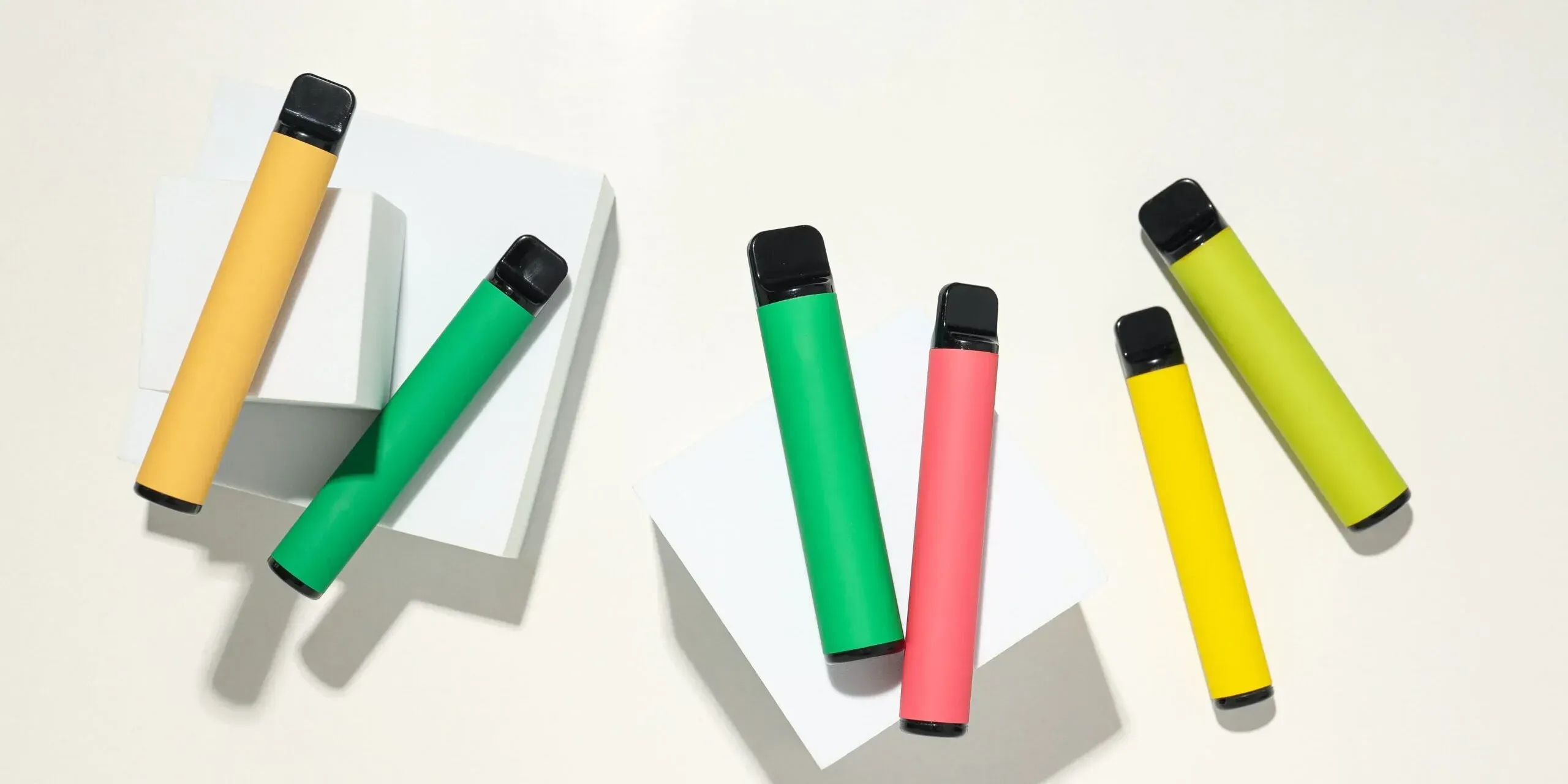 Image illustrating the lifespan of a disposable vape with concepts of puffs, usage, and daily habits